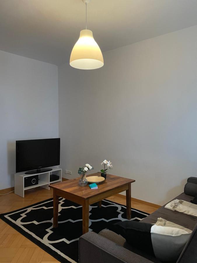 Apartament 11 *